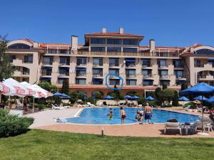 SUN AND FLOWERS APARTMENTS in front of the sea