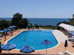 SUN AND FLOWERS APARTMENTS in front of the sea