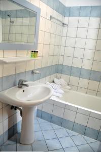 Triple Room with Garden View room in Koni Village Hotel