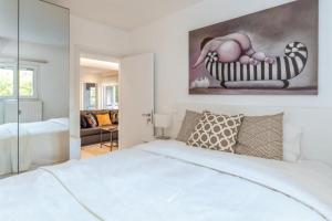 Hidden Gem: 2BR Artistic Retreat in Glyfada Center