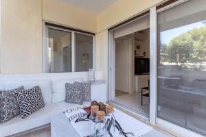 Hidden Gem: 2BR Artistic Retreat in Glyfada Center