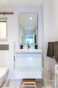 Hidden Gem: 2BR Artistic Retreat in Glyfada Center