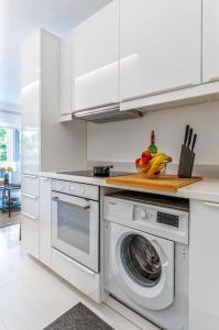 Hidden Gem: 2BR Artistic Retreat in Glyfada Center