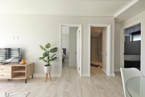 002 Burmeister on Park- 2 minute walk from the beach