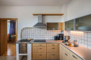 Annenhof Apt Spatz in der Hand