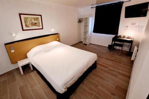 Hotels Crystal Hotel Saint Denis Basilique : Chambre Double avec Salle de Bains Privative