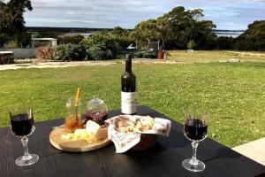 Cooma House by ReadyStay