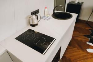 Dream Stay - Stylish Studio with French Balcony