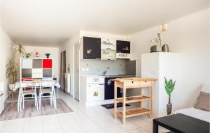 Appartements Nice Apartment In Allauch With 1 Bedrooms : photos des chambres