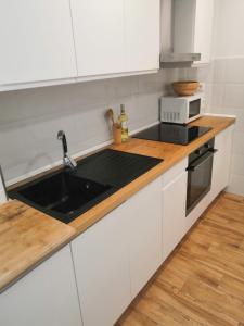 Central & renovated 3-bedroom flat