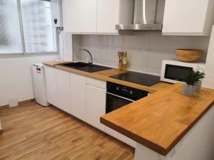 Central & renovated 3-bedroom flat