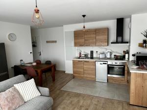 Appartements T2 cosy equipe tout confort et balcon : photos des chambres