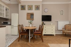 Metro Rondo ONZ Apartment by Noclegi Renters