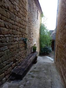 Maison de la Ruelle au cœur de la Bastide de Domme avec cour terrasse