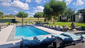LA VILLA DE SENY , villa de charme avec jardin ,Piscine nature, jacuzzi , petanque, fitness, billard,ping pong,