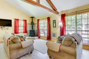 Scenic Lackawaxen Cottage with Pools and Ski Access! - Eldred