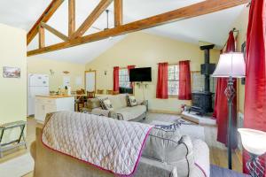 Pools & Ski Access: Lackawaxen Cottage w Deck!