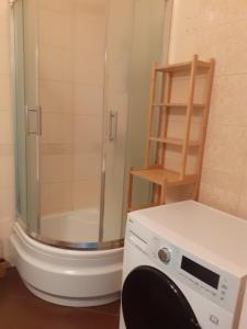 Słoneczny apartament z małym ogródkiem