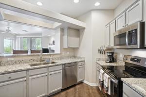 Oro Valley Condo with Desert and Mountain Views!