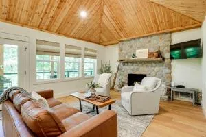 Spacious Home on Beaver Lake with Deck and Fire Pit! - 罗杰斯 Spacious Home on Beaver Lake with Deck and Fire Pit! - 罗杰斯