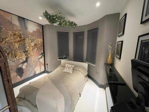 Unique and Artsy Holiday Shared Home
