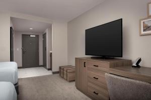 Queen Room with Two Queen Beds and Accessible Tub - Mobility Access room in Holiday Inn Chattanooga-Hamilton Place an IHG Hotel
