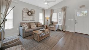 KKs Beach House - Newly remodeled, close to Seaside, easy walk to beach