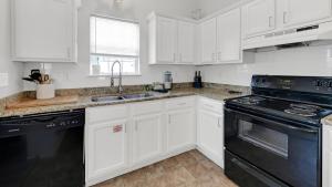 KKs Beach House - Newly remodeled, close to Seaside, easy walk to beach