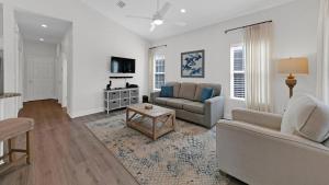 Pelican House - Newly remodeled, professionally decorated, only about 1 mile to Seaside!