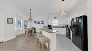 Pelican House - Newly remodeled, professionally decorated, only about 1 mile to Seaside!