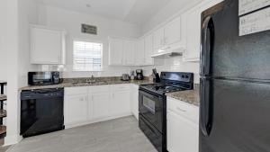 Pelican House - Newly remodeled, professionally decorated, only about 1 mile to Seaside!