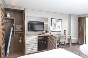King Room with Bath Tub - Mobility Access room in Hilton Melbourne