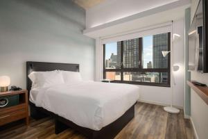 Deluxe Queen Room room in Motto by Hilton Philadelphia Rittenhouse Square