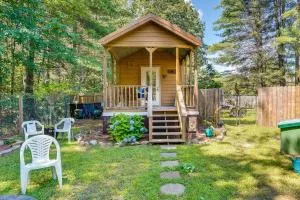 Mayfield Tiny Home with Porch, Walk to Beaches! - Fultonville