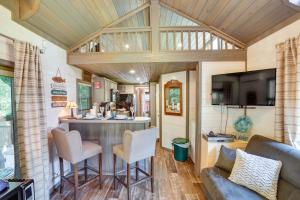 Mayfield Tiny Home w Porch, Walk to Beaches!