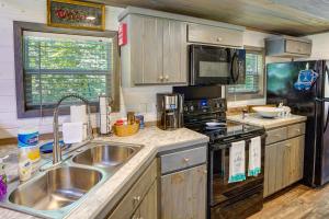 Mayfield Tiny Home w Porch, Walk to Beaches!