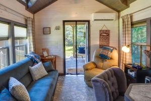 Mayfield Tiny Home w Porch, Walk to Beaches!