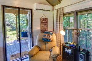 Mayfield Tiny Home w Porch, Walk to Beaches!