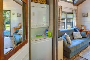 Mayfield Tiny Home w Porch, Walk to Beaches!