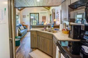 Mayfield Tiny Home w Porch, Walk to Beaches!
