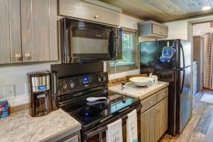 Mayfield Tiny Home w Porch, Walk to Beaches!