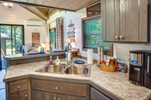 Mayfield Tiny Home w Porch, Walk to Beaches!