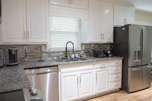 Alabama University Events, 5 bdrm Home with Lake Access, Community Pool, Tennis, Pavilion, sleeps 14, 5 mil to Bryant-Denny Stadium