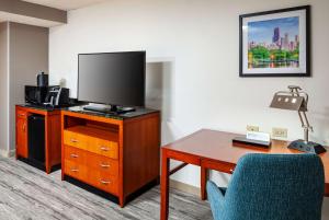 King Room with Tub - Mobility and Hearing Access room in Hilton Garden Inn Chicago O'Hare Airport