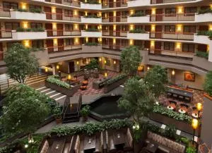Embassy Suites by Hilton Austin Arboretum - 圆石城