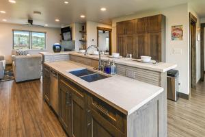 Steamboat Springs Apt with Views, 15 Mi to Skiing!