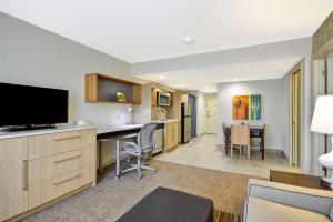 One-Bedroom King Suite - Non-Smoking room in Home2 Suites By Hilton Decatur Ingalls Harbor