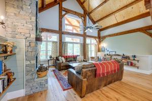 6 Mi to Dtwn Cashiers Spacious Home with Deck