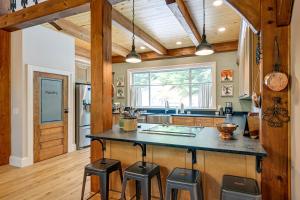 6 Mi to Dtwn Cashiers Spacious Home with Deck