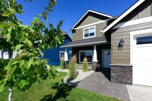 CDA Hideaway 4 bed 3 Bath Modern Mid Term Rental - Post Falls